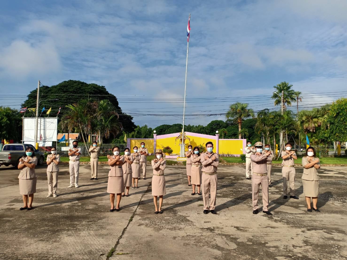 คณะผู้บริหารและเจ้าหน้าที่แสดงสัญลักษณ์ต่อต้านคอร์รัปชัน หน้าสำนักงานเทศบาล