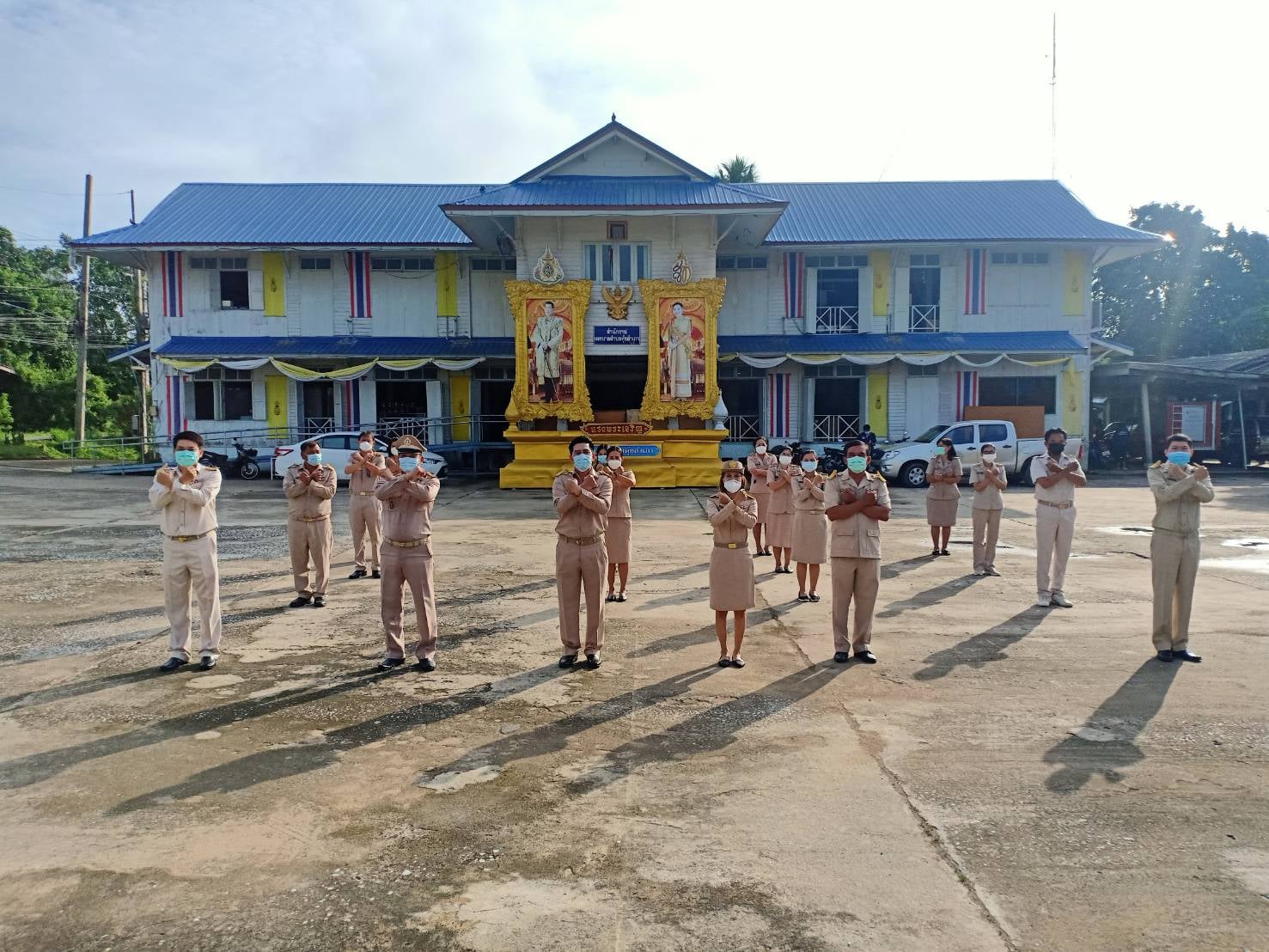 คณะผู้บริหารและเจ้าหน้าที่แสดงสัญลักษณ์ต่อต้านคอร์รัปชัน บริเวณลานหน้าเสาธง